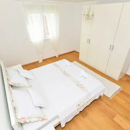 Evelin Gostinjska kuća 4*