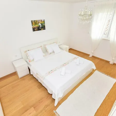 Evelin Gostinjska kuća Makarska